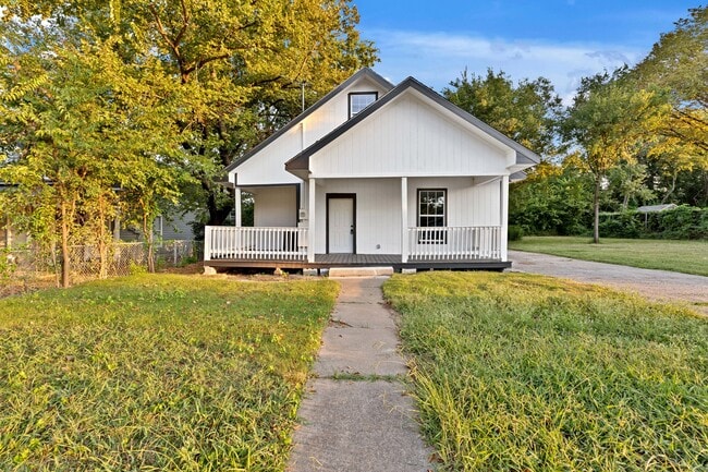 Building Photo - 323 W Cherry St Rental