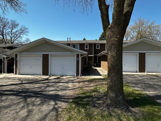 Building Photo - 2 bed 2 Bath 2 Story Townhome