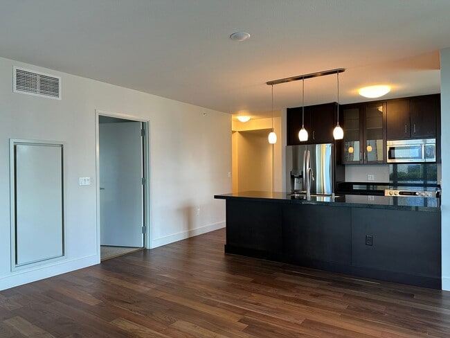 Building Photo - Waihonua at Kewalo 3BR/2BA/2PK Rental