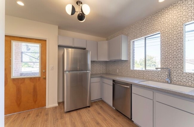 Photo - 111 W 48th St
