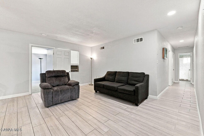 Photo - 45554 6th St E