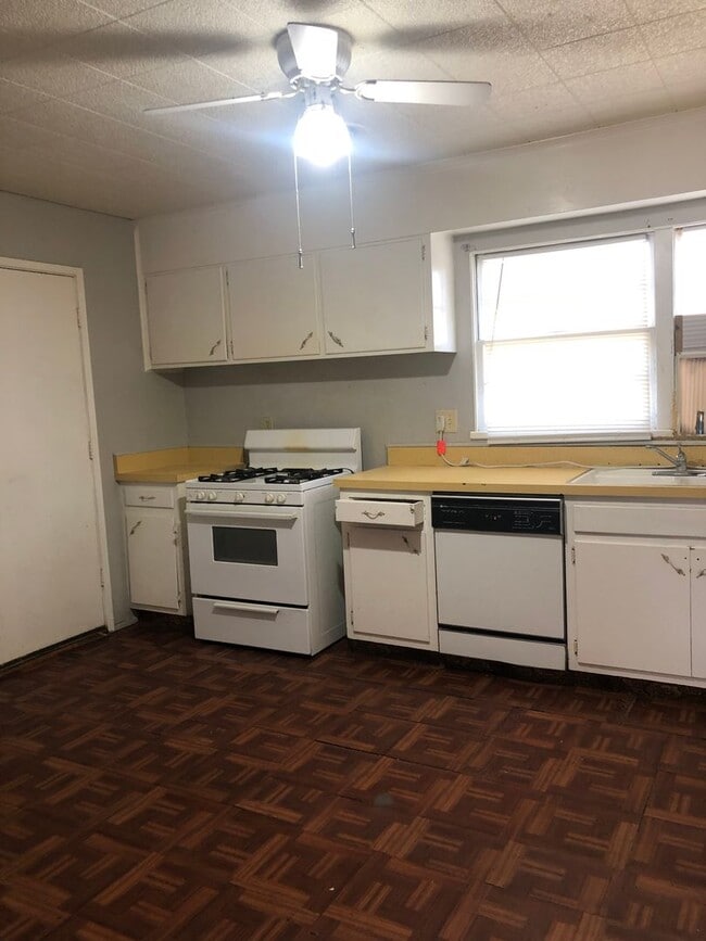 Photo - 3 Bedrooms, 1 Bath, 1 Car Garage Near Caprock High School!