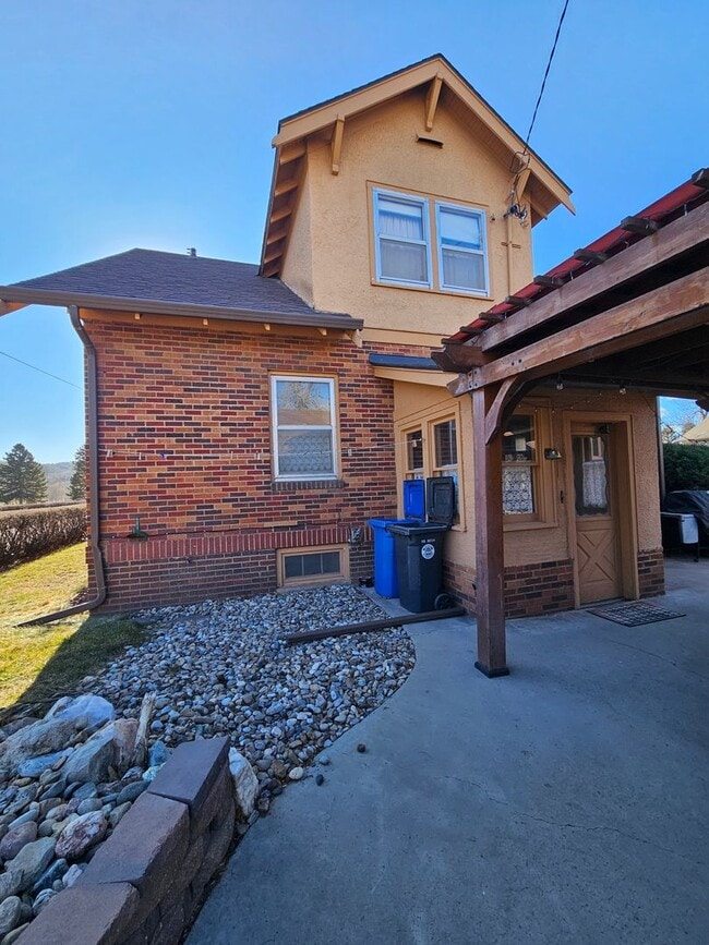 Photo - 4 BED | 2.5 BATH | DOUBLE GARAGE | WEST RAPID | FURNISHED