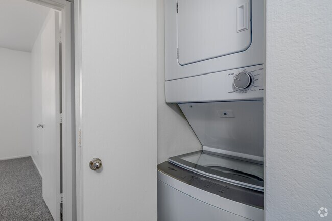 2BR, 2BA - 943SF - Laundry Room
