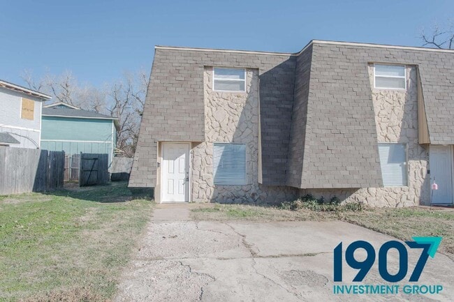 Building Photo - 611 Sinclair Dr