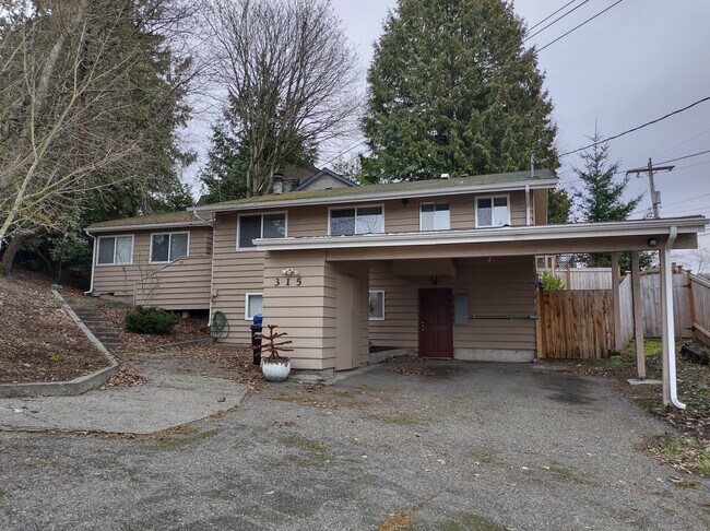 Building Photo - Spacious 4-Bedroom Contemporary Home with ...