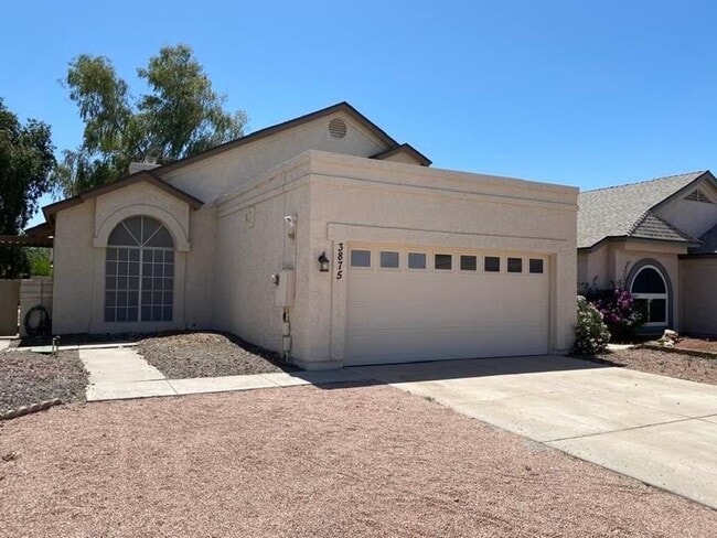 Building Photo - Beautiful Two Story 2 Bedroom/ 2.5 Bath Ho...