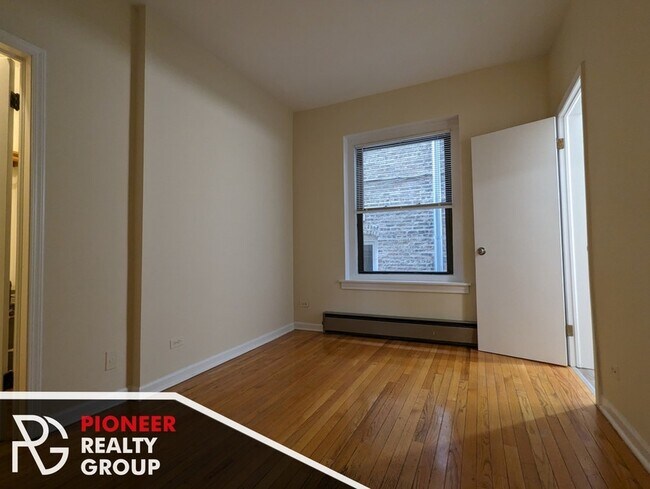 633 W Barry Unit 2