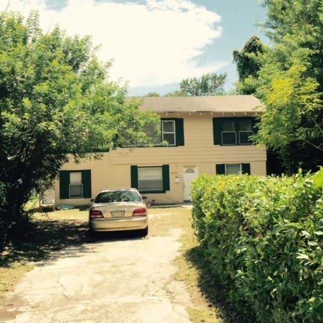 Building Photo - 3244 17th Ave S Unit 3244 17th Ave. S. - Upper CB