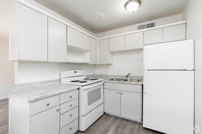 1BR, 1BR - 594SF - Kitchen