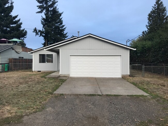 Building Photo - Spacious 3 bdrm/1.5 bath, Garage, Fenced B...