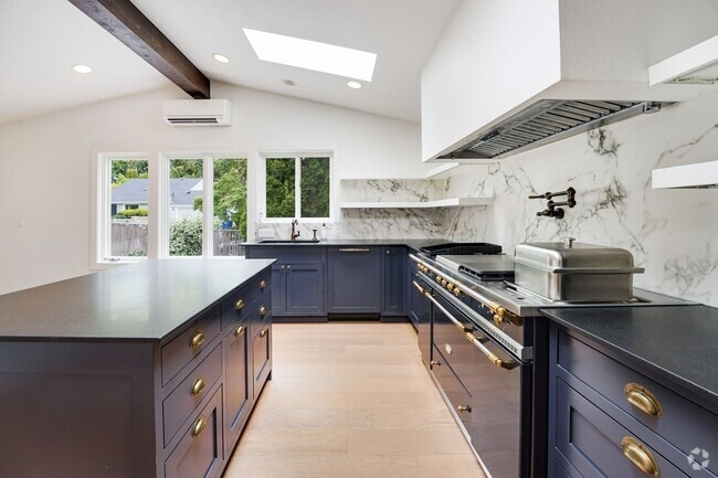 Building Photo - Immaculate Tudor Rental