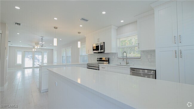 Building Photo - 2836 Arbutus St Unit A1 Rental