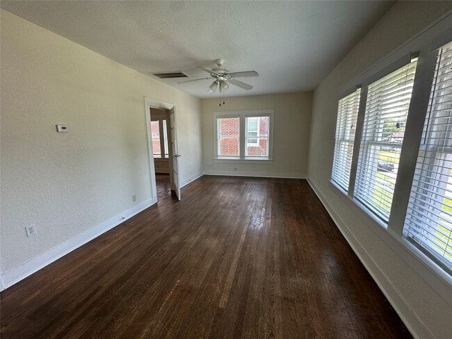 Photo - 2421 Isabella St