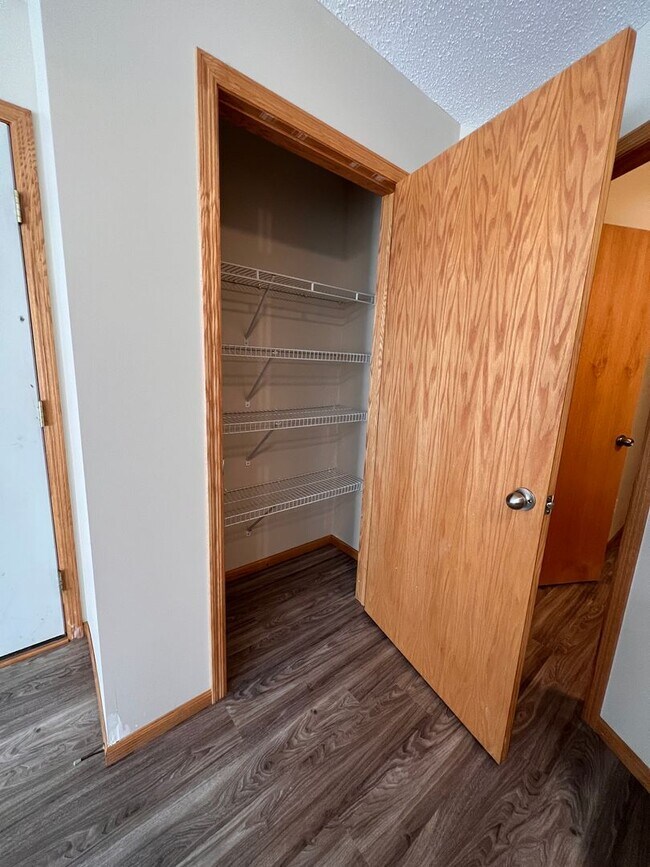 Photo - 938 E 6th St