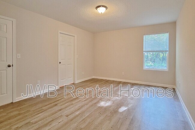 Photo - 605 James St