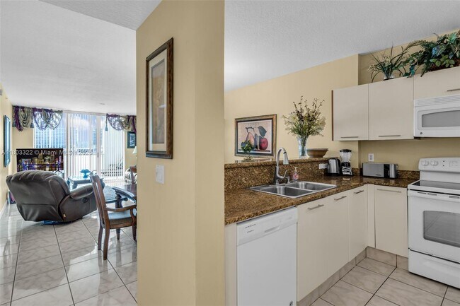 Photo - 18100 N Bay Rd Unidad 404