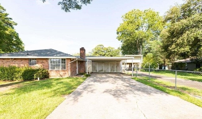 Photo - 302 Robbie St