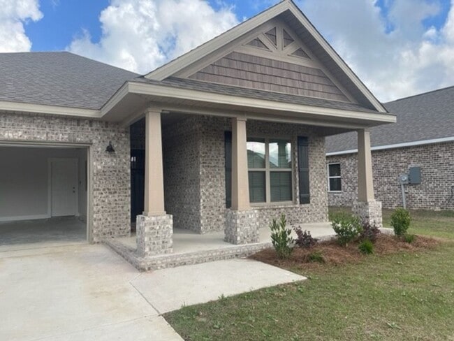 Building Photo - 4 Bedroom/2 Bathroom Minutes from Local Beach!