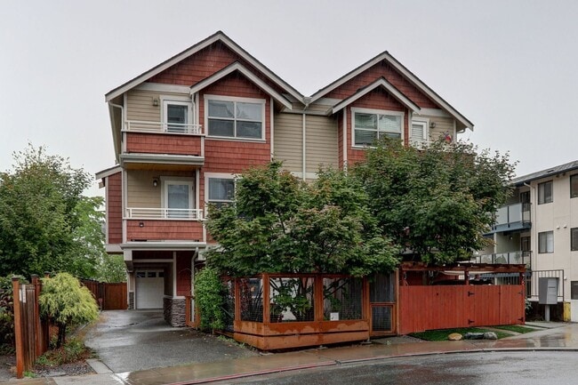 Building Photo - Spacious 4bd/2.5ba Townhome w/ Sweeping Vi...