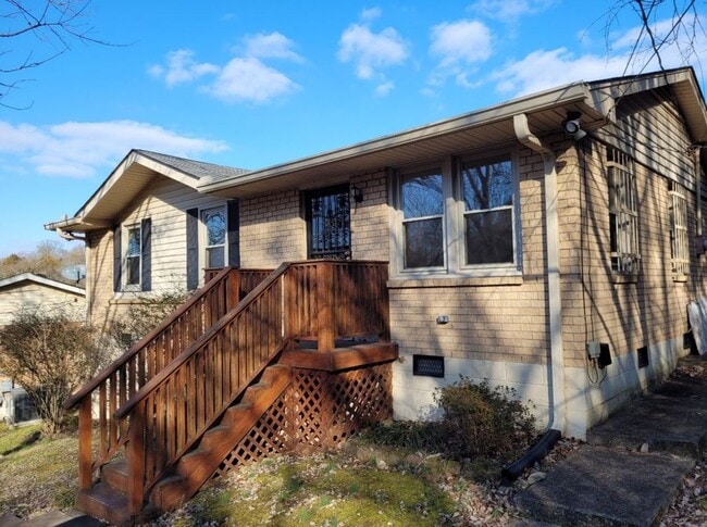 Building Photo - Excellent 3 Bedroom Home Minutes from Down...