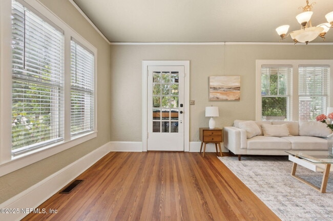 Photo - 3655 Walsh St