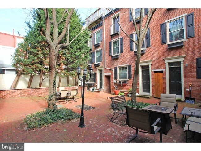 Building Photo - 968 N Lawrence St