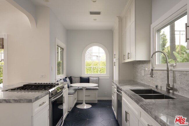 Photo - 730 Westbourne Dr
