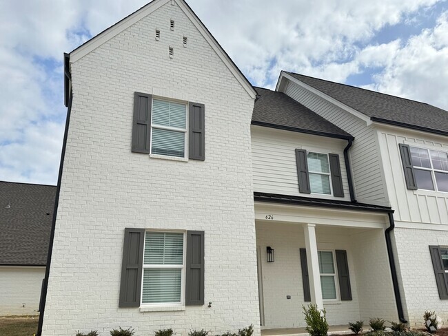 Building Photo - 3BR/3.5BA End Unit in South Grove Rental