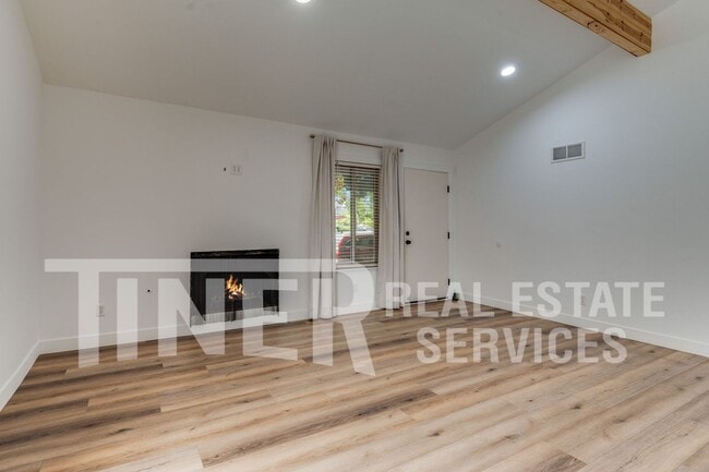 Photo - 324 Bridge Pl