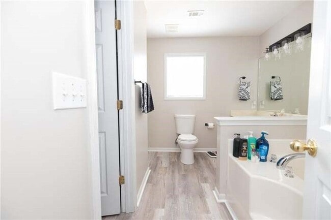 Photo - 5 Bedroom home available to rent!