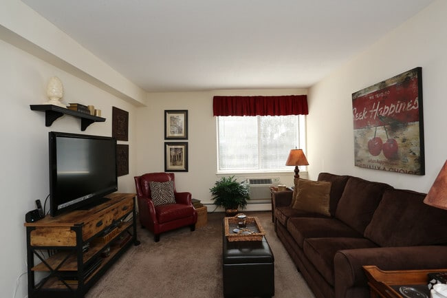 1 dormitorio, 1 baño (624 pies cuadrados) - Sala de estar - Montcalm Heights Apartments