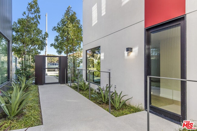 Photo - 2019 Barry Ave