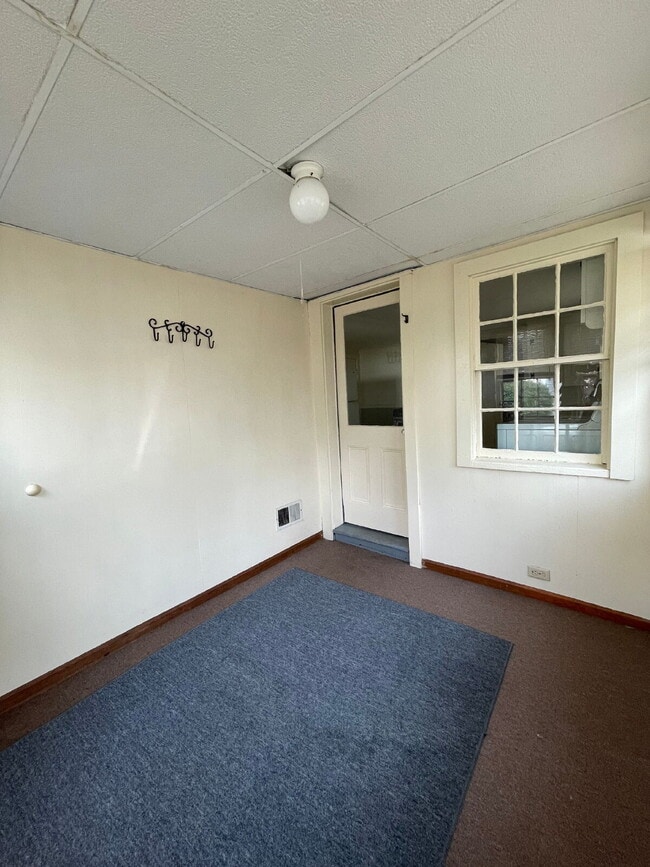 Building Photo - Charming 2 bed, 1 bath - Amesbury, MA! AVA... Rental