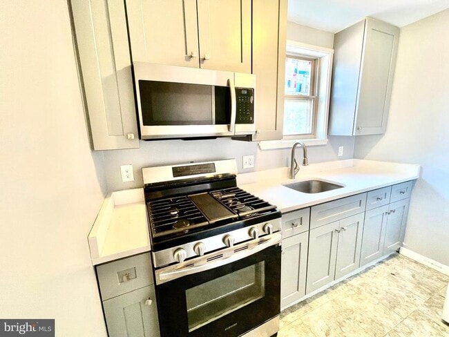 Photo - 108 Varnum St NE