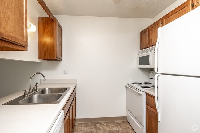 1BR, 1BA - 624 SF - Kitchen