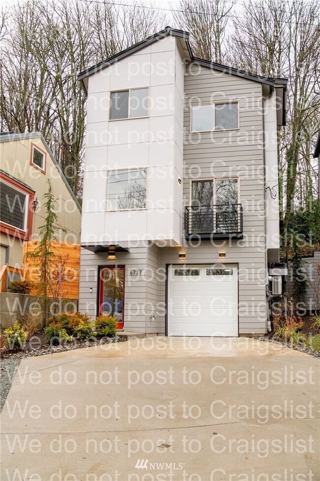 Building Photo - West Seattle - 3 Bedroom - 2.5 Bathroom w/...