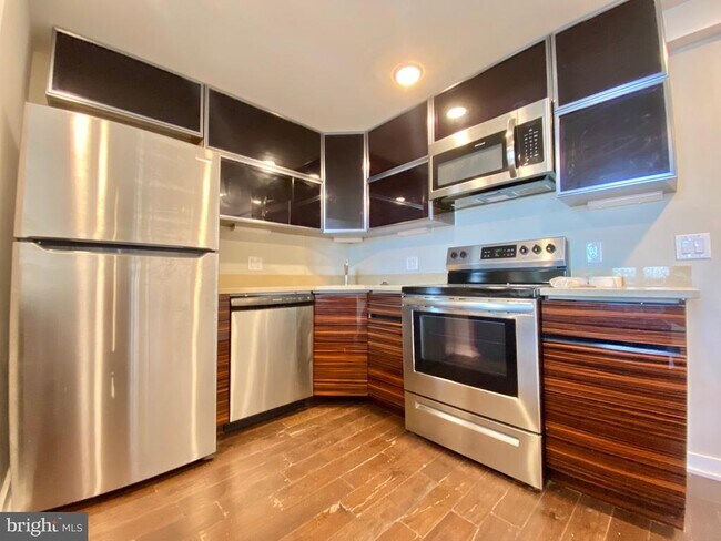 Building Photo - 1 W Main St Unit 510