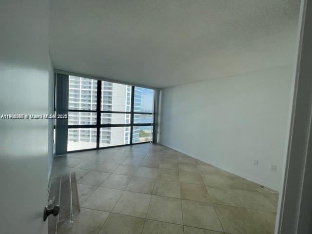 Photo - 600 NE 36th St Unidad 1705