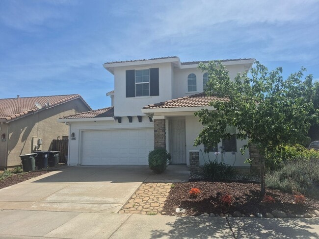 Building Photo - Beautiful 4 Bedroom 2.5 Bath with loft