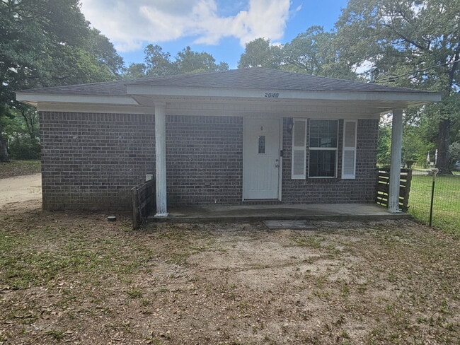 Building Photo - "Charming 3-Bed, 2-Bath Retreat Awaits!"