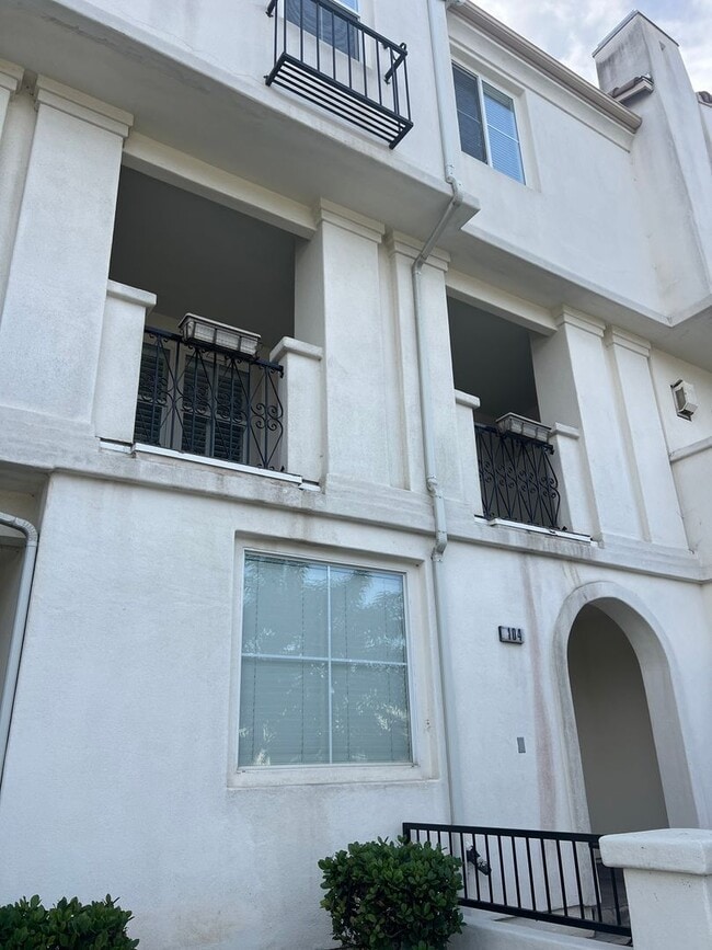 Building Photo - West Ventura Condo with a three car garage!