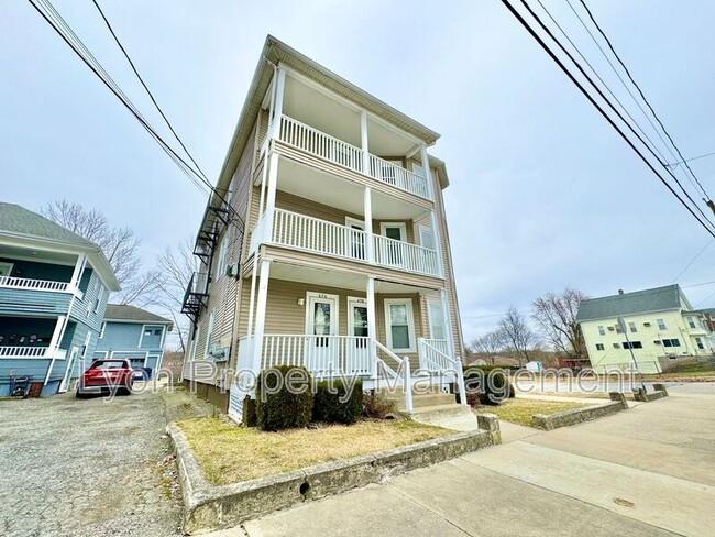 Building Photo - 676 Grove St Unit 3F