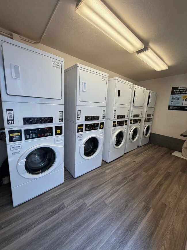 Photo - Beautiful 1BD w/ Reserved Parking and Laundry On-Site in Pacific Beach! Unidad B27