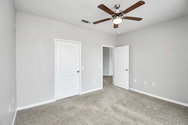 Building Photo - 6777 Sommerall Dr Unit 1435