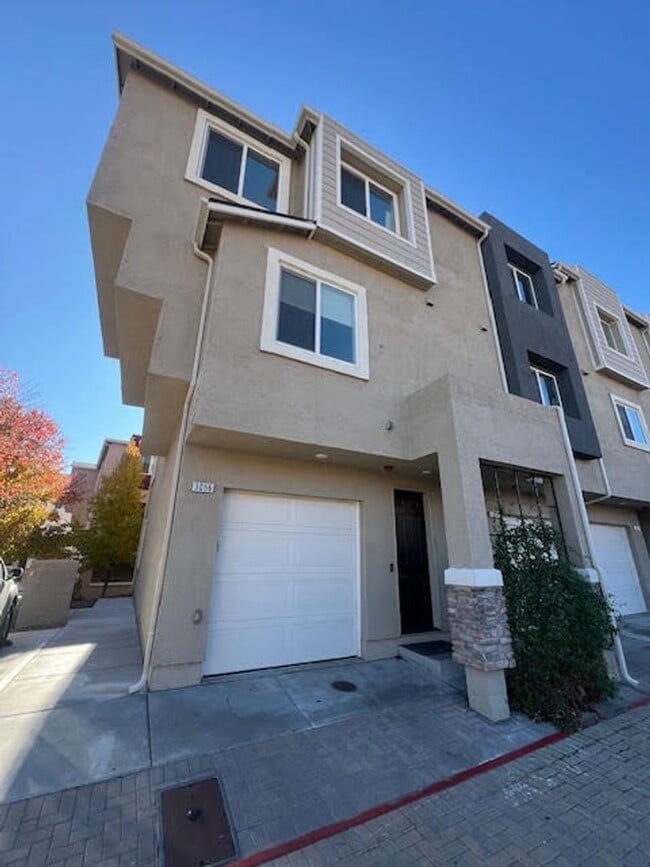 Photo - Freshly Painted Larger End Unit Condo for Rent!