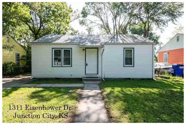 Building Photo - 1311 N Eisenhower Dr Rental