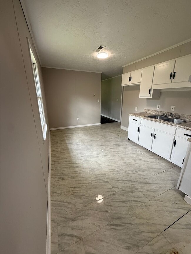 Photo - 11 Glenda Dr Unit Apt B