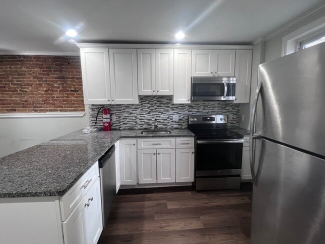 Building Photo - 315 Meridian St Unit 2