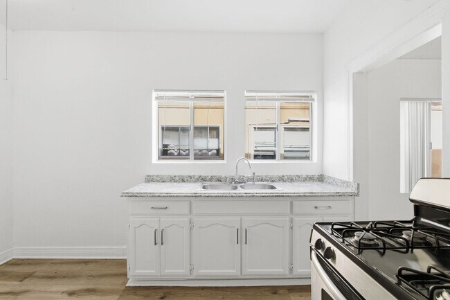 Photo - 707 W 48th St Unidad 707 1/2